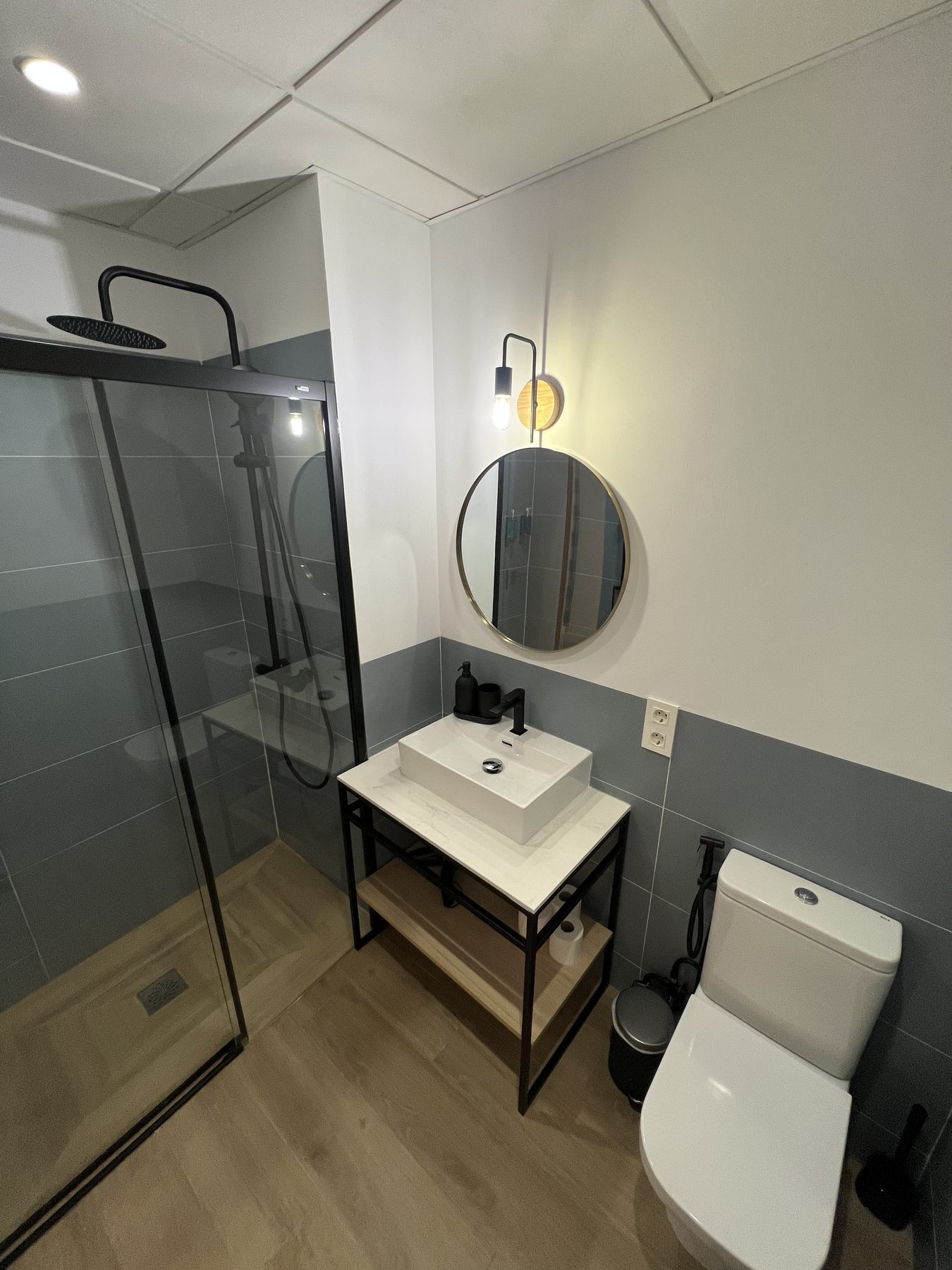 Baño contemporáneo con plato de ducha enrasado.