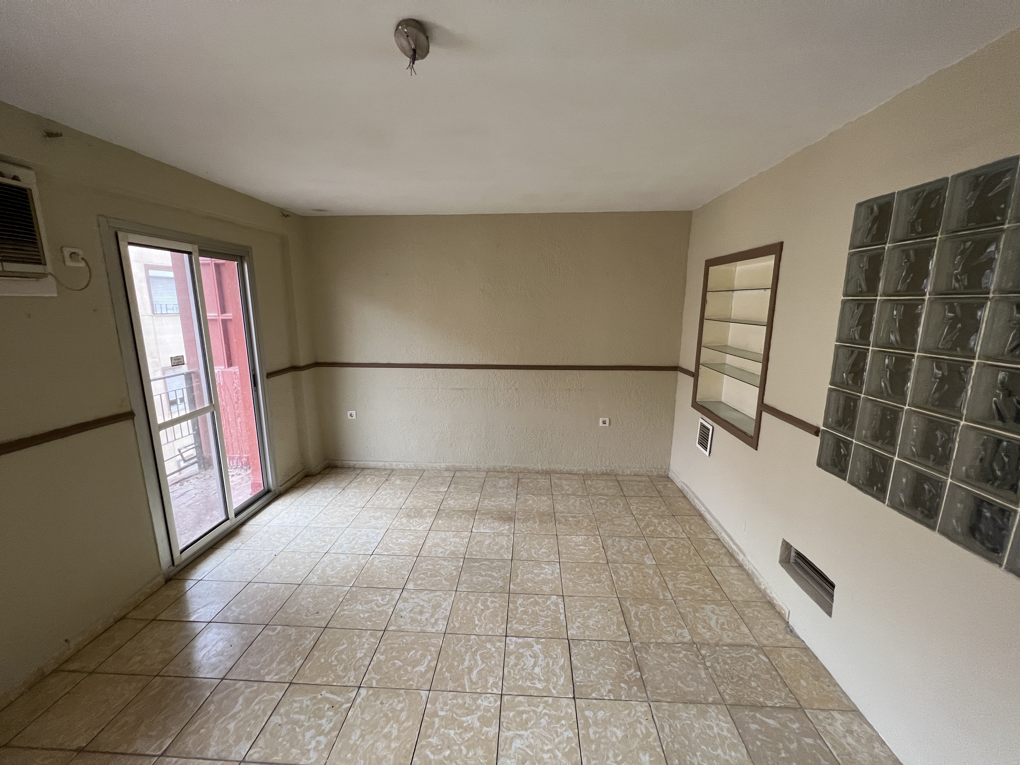 Salón principal con distribución y acabados originales.