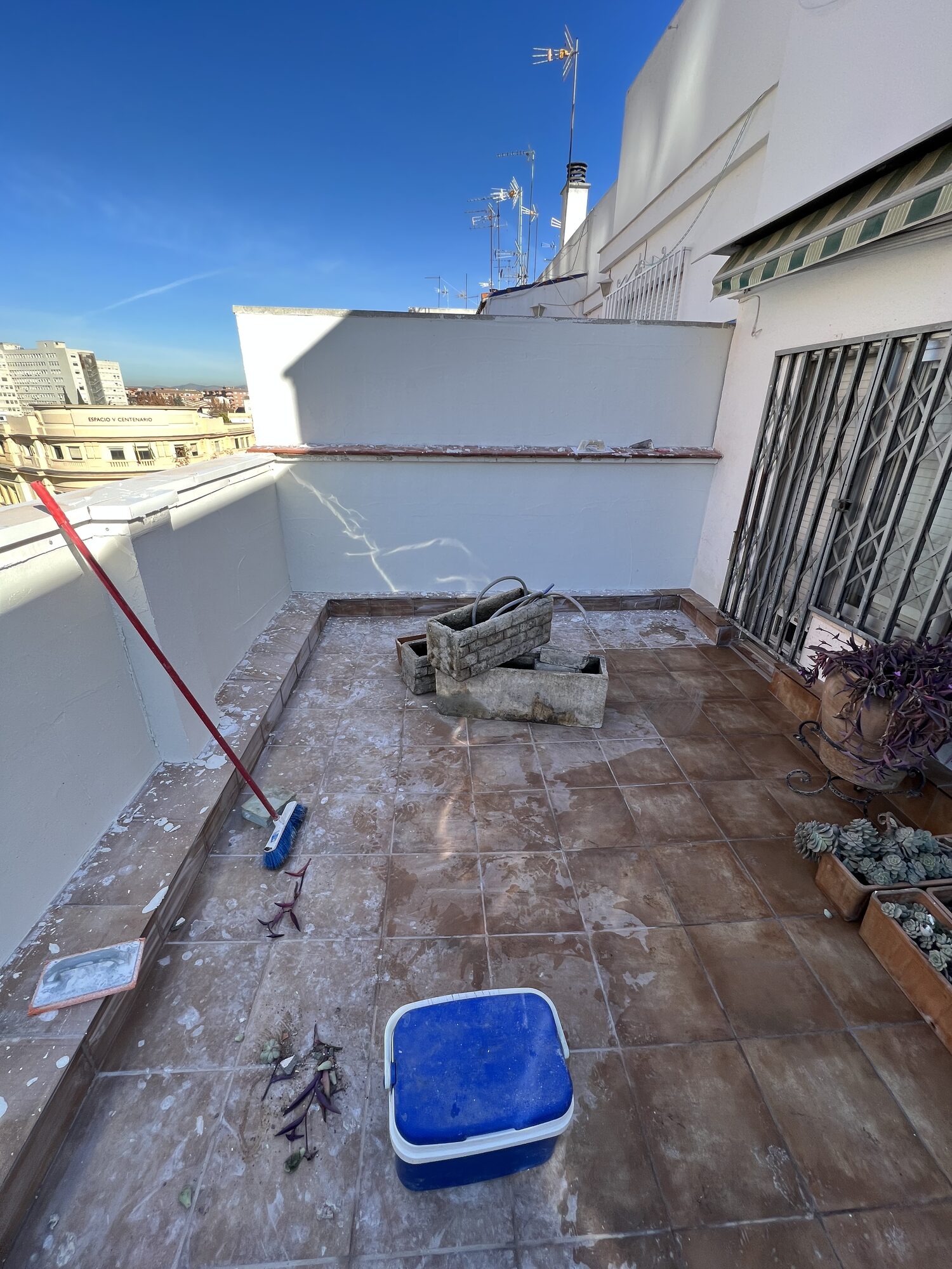 Vista general de la terraza privativa una vez concluidos los trabajos de rehabilitación integral.