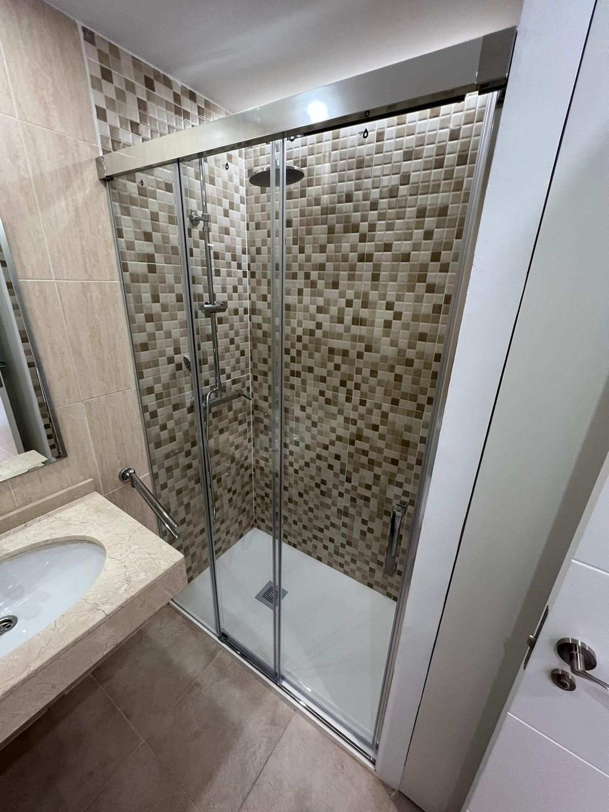 Baño con revestimiento contemporáneo.