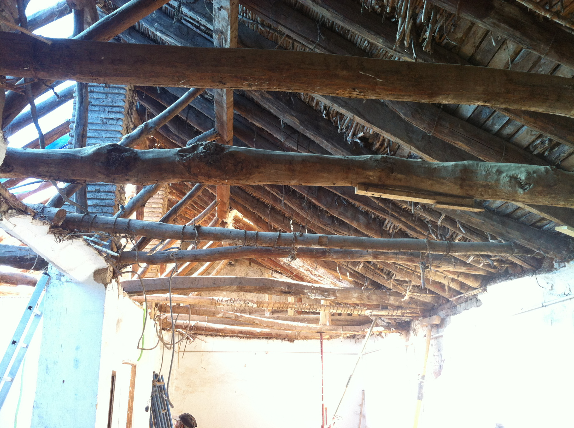 Deformaciones y deterioro en piezas estructurales de la cubierta.