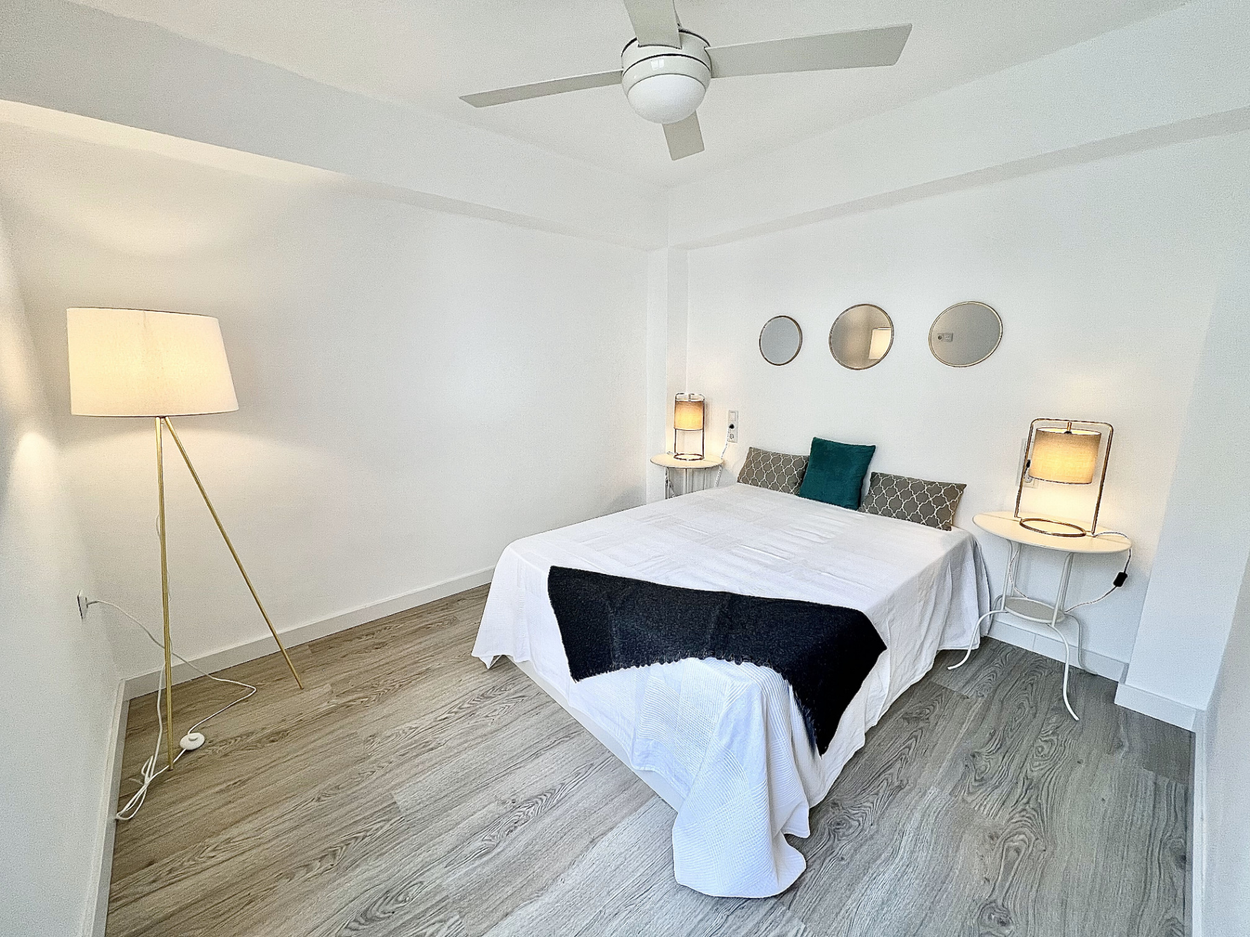 Dormitorio principal listo para uso, con acabados neutros y equipamiento textil.