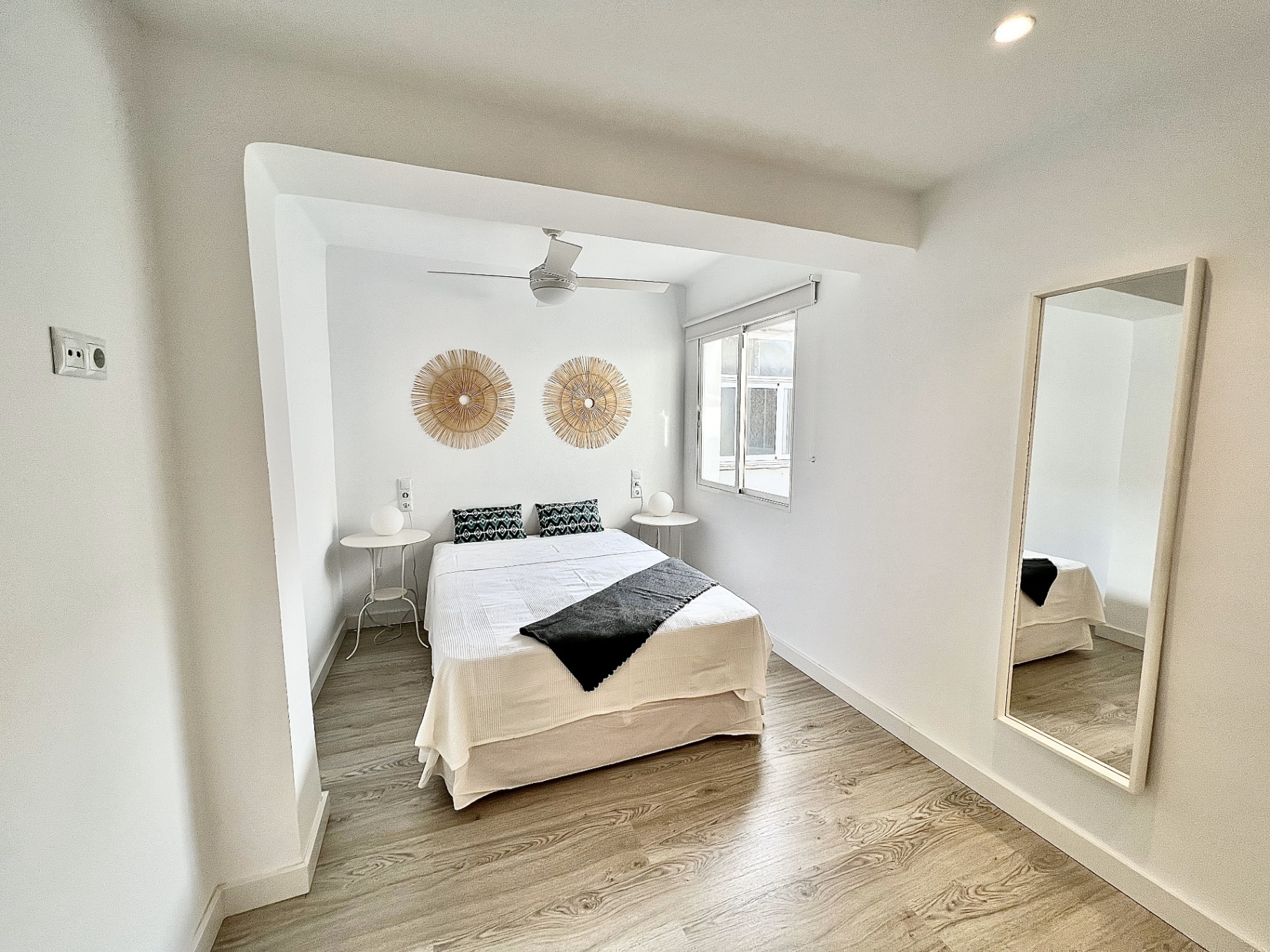 Segundo dormitorio en el ala tranquila de la vivienda, con acabados homogéneos.