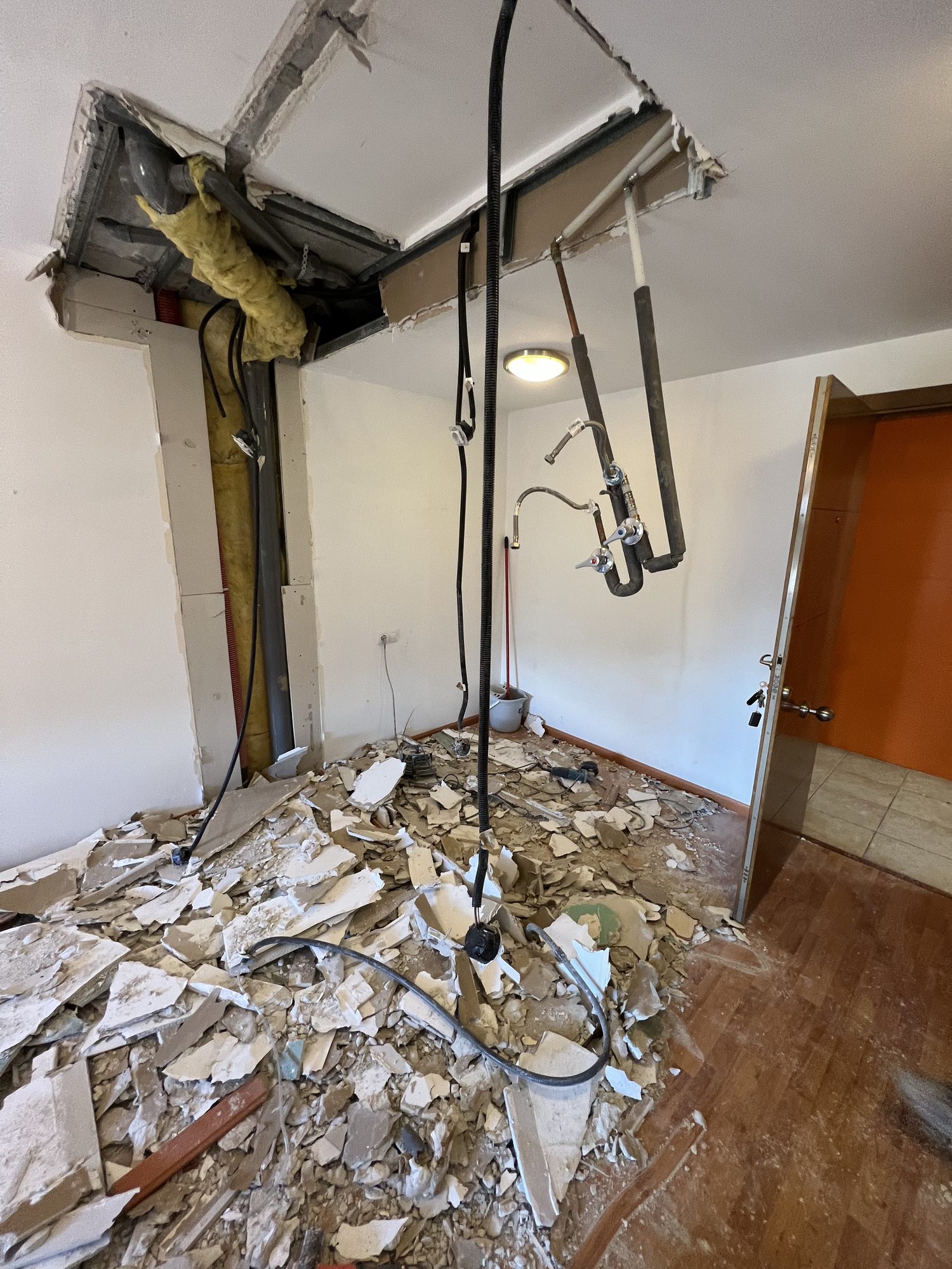 Retirada de instalaciones y demolición selectiva.
