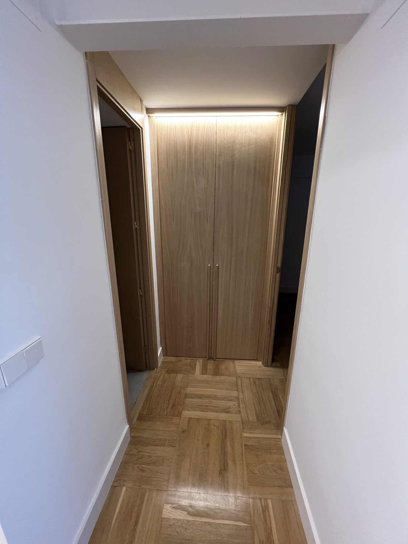 Armario a medida con puertas correderas e iluminación LED.