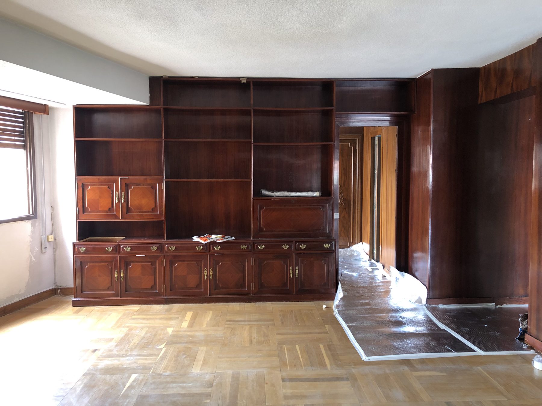 Salón con mueble original de caoba antes de la reforma.