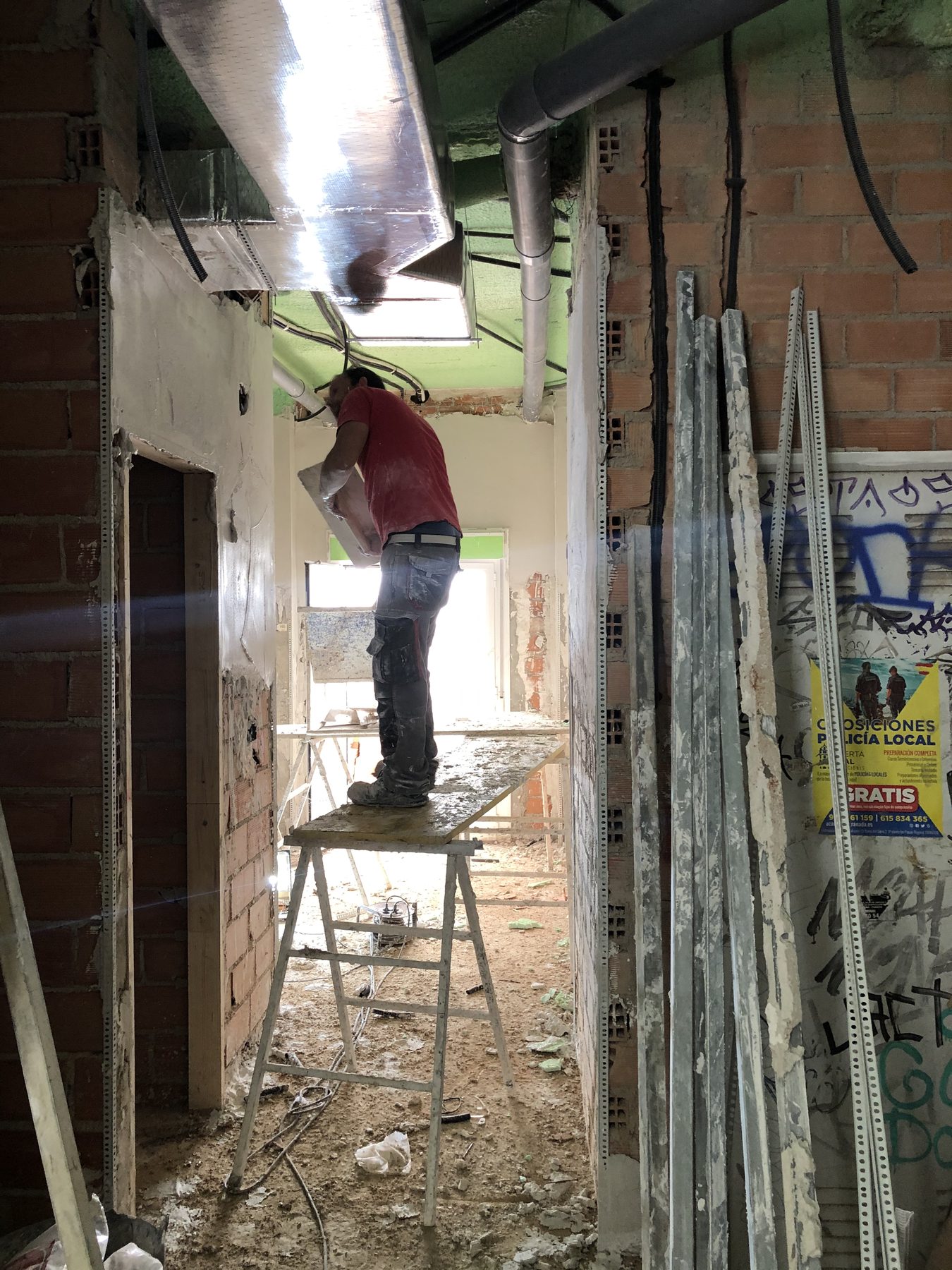 Demolición selectiva y retirada de instalaciones.