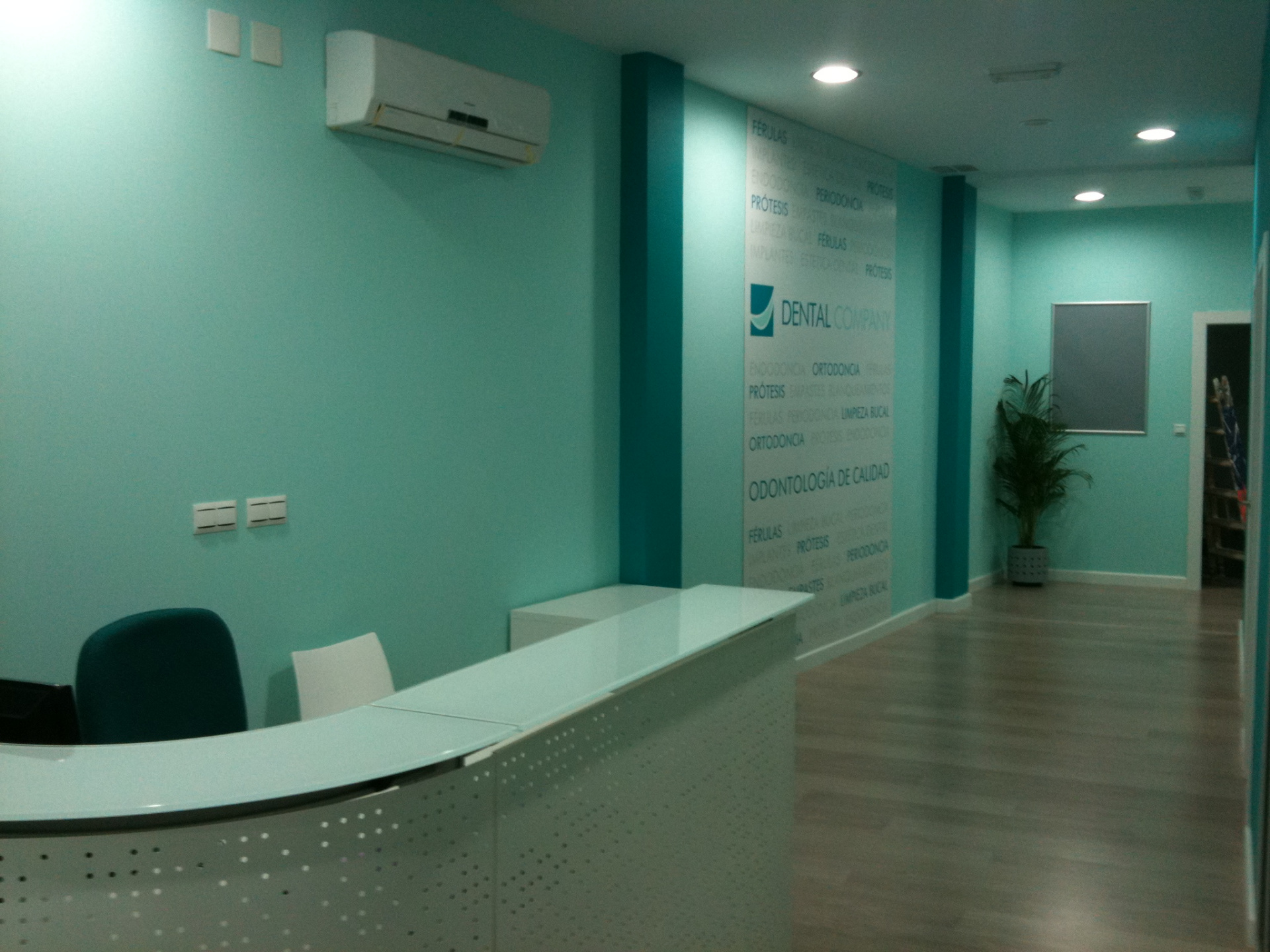 Zona de recepción y atención al público terminada.