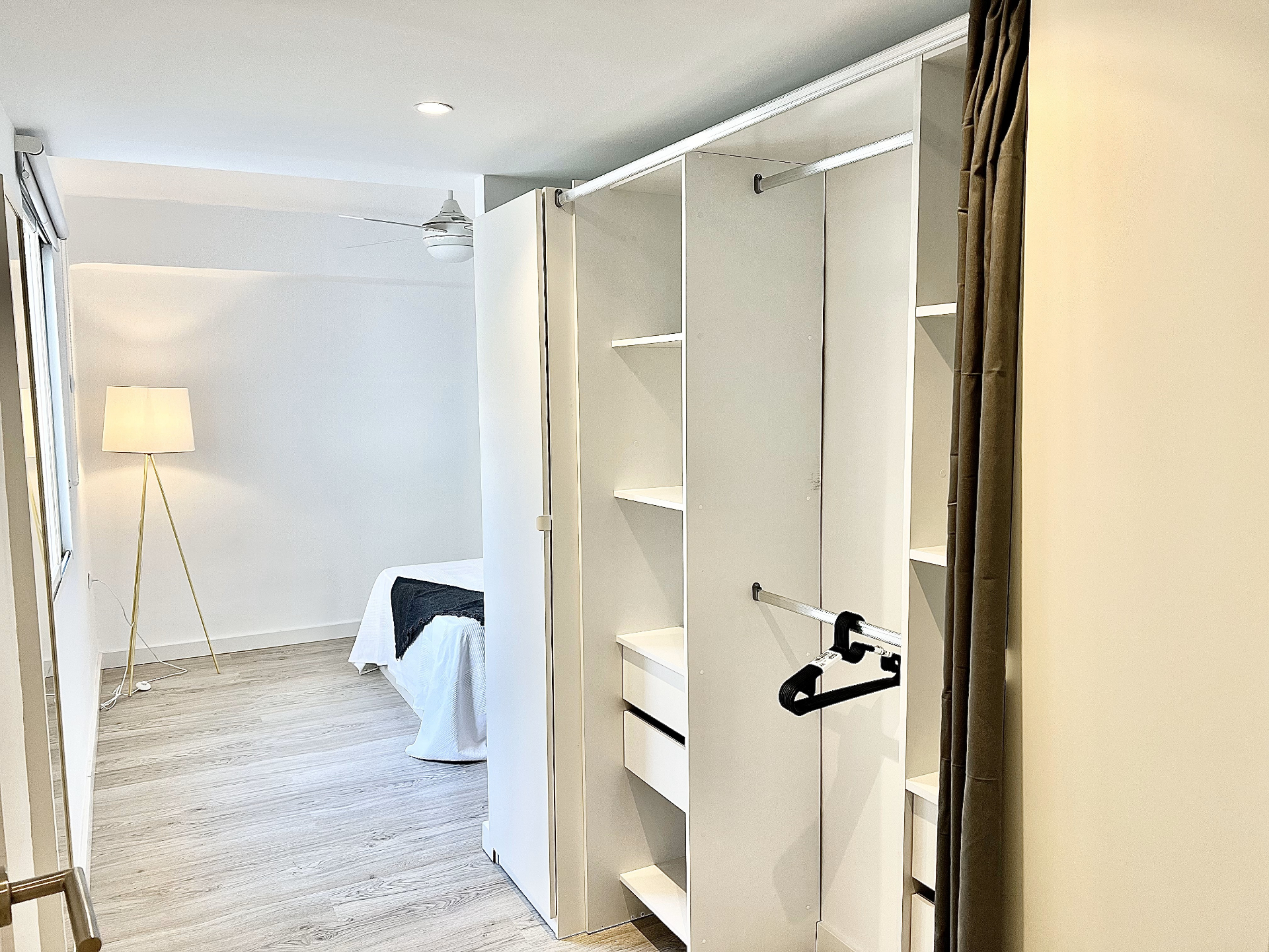 Zona de vestidor y paso al dormitorio, aprovechando cada metro cuadrado útil.