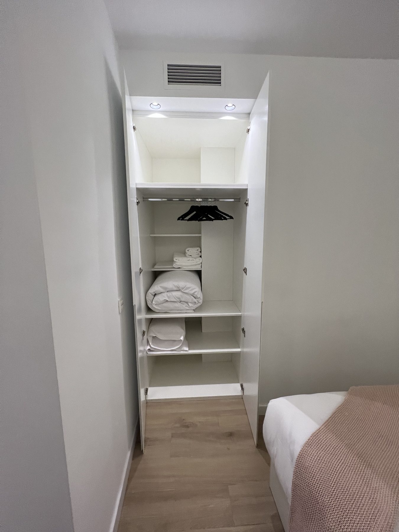 Armario diseñado a medida con iluminación interior.