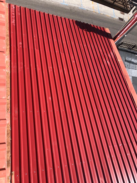 Detalle del sistema de cubierta metálica y de sus fijaciones.
