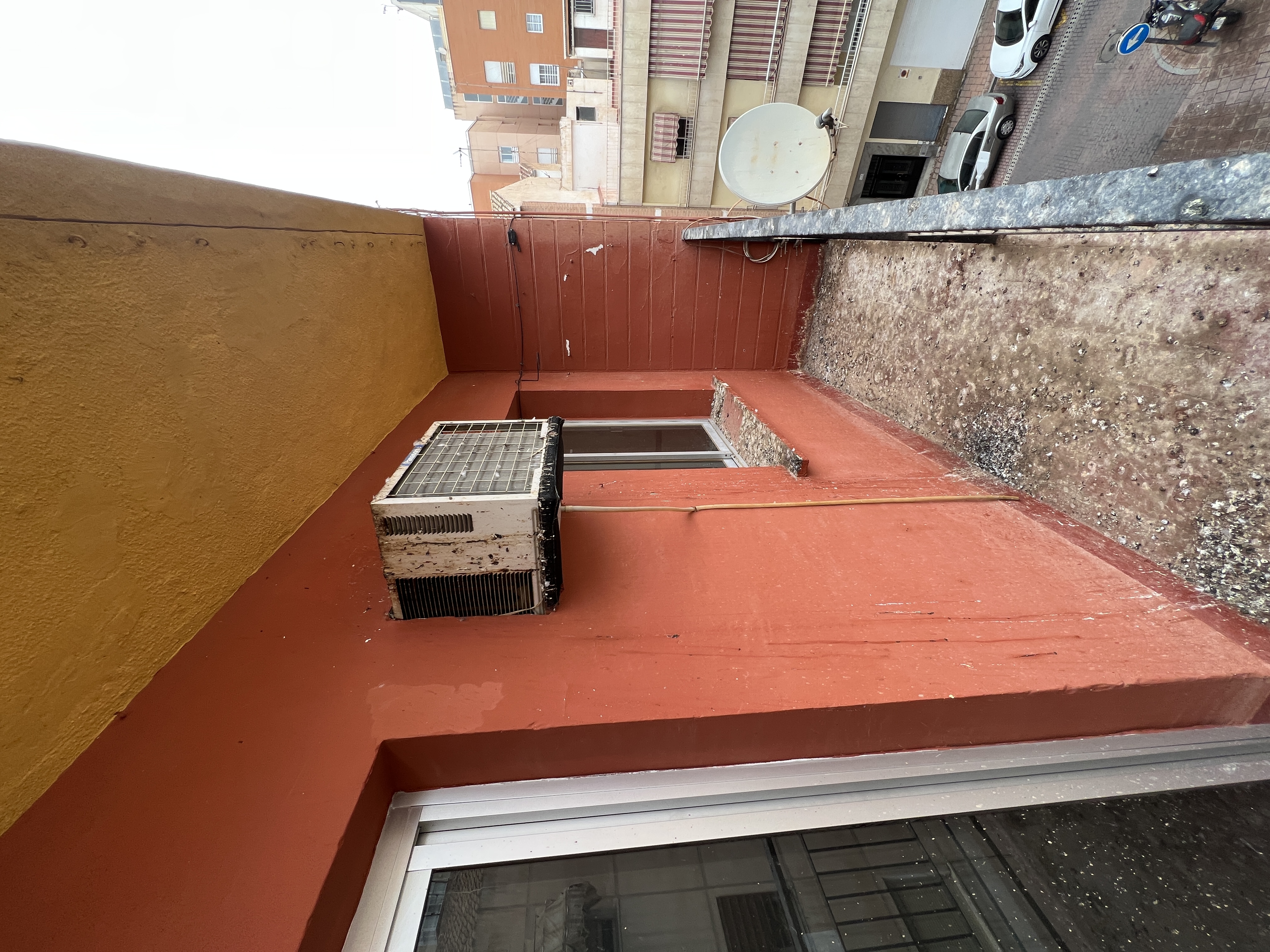 Cocina compartimentada, con instalaciones y revestimientos obsoletos.