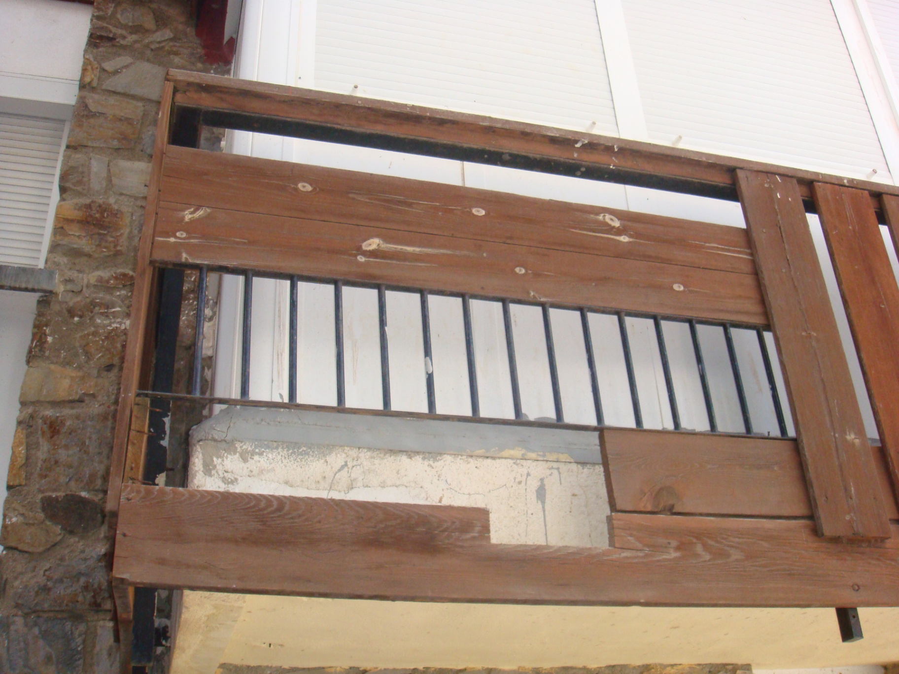 Daños en encuentros, fijaciones y revestimientos de madera.