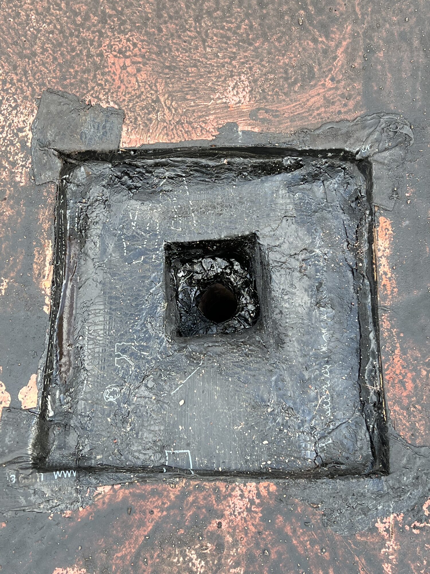 Demolición controlada del pavimento existente en la terraza privativa.