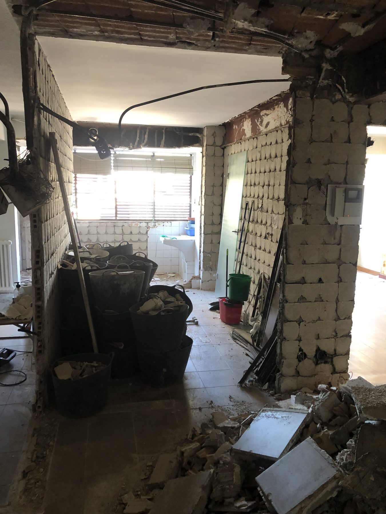 Demolición selectiva y retirada de instalaciones existentes.