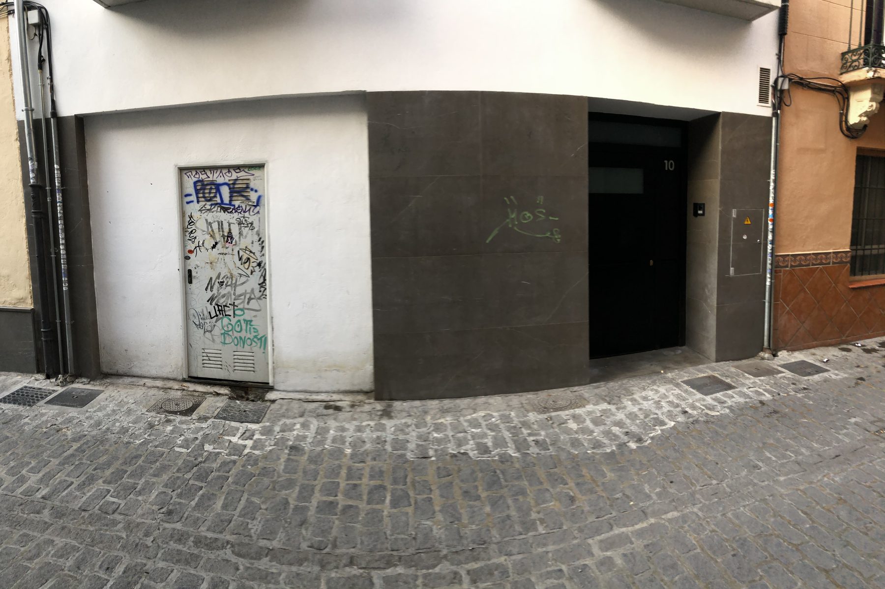Fachada y acceso a la vivienda en el estado anterior.